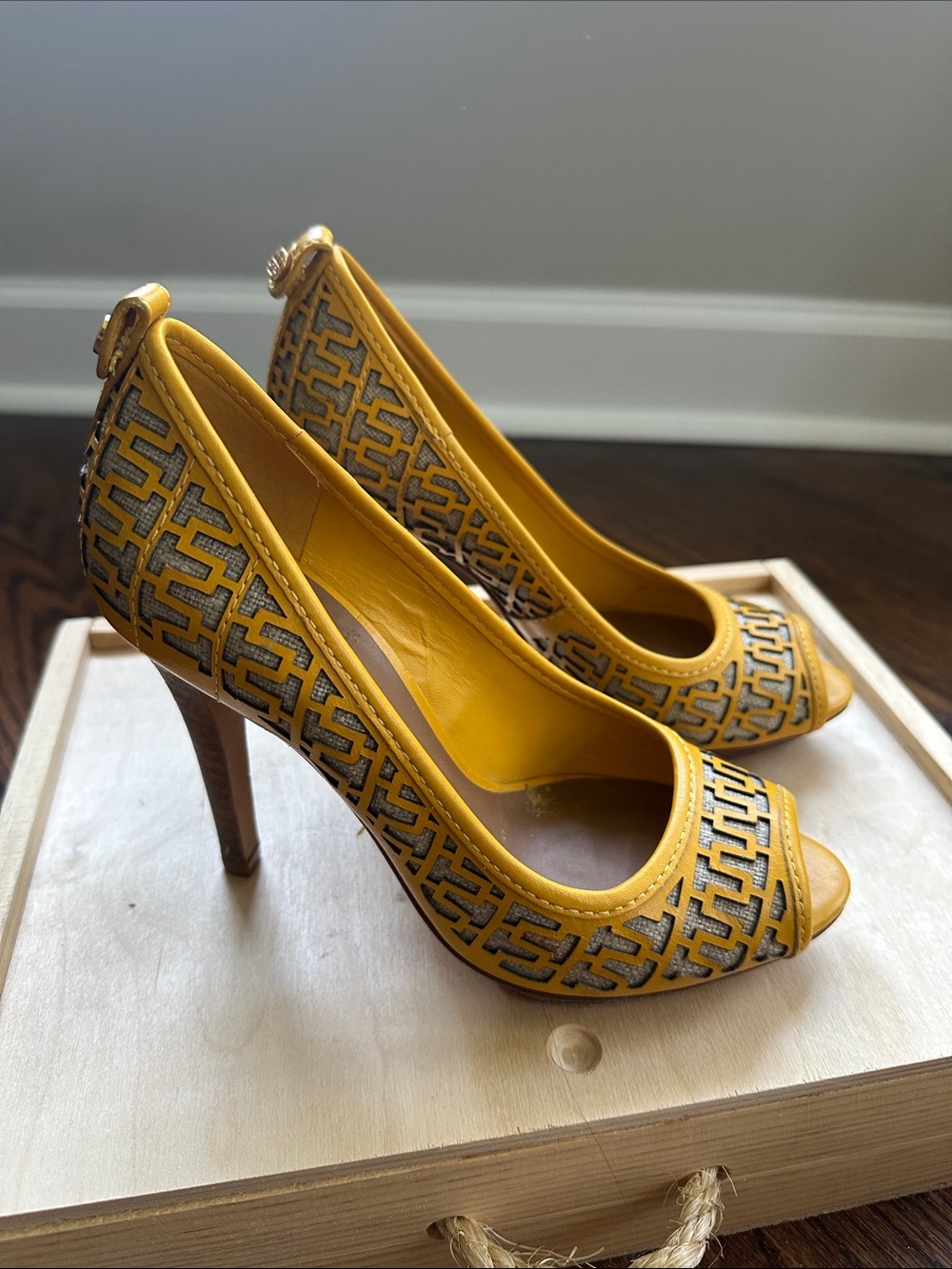 Tory Birth Regan (size 6)